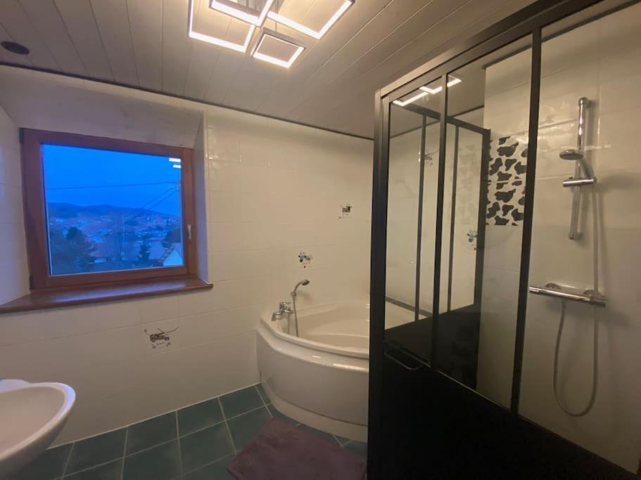 Logement Dans Maison + Exterieur Orchamps-Vennes المظهر الخارجي الصورة